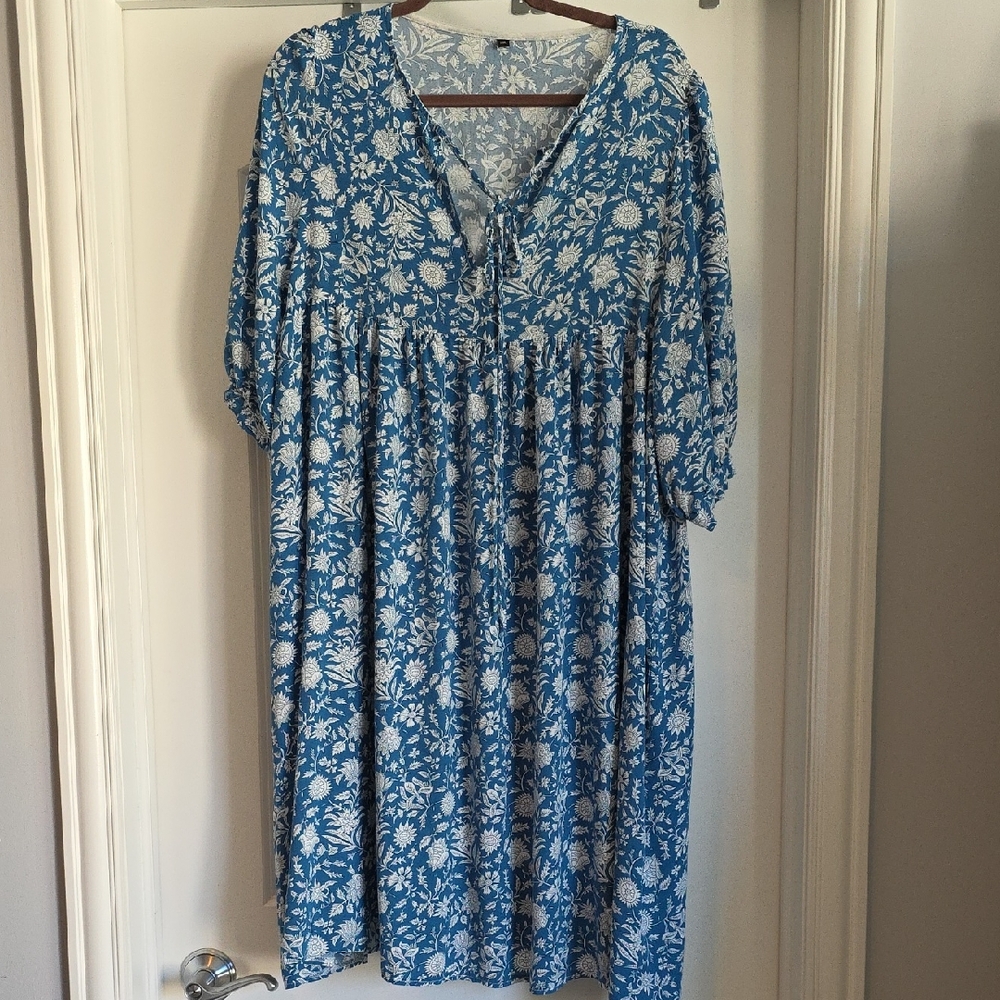 EUC Boutique XXL Blue and White Floral Dress